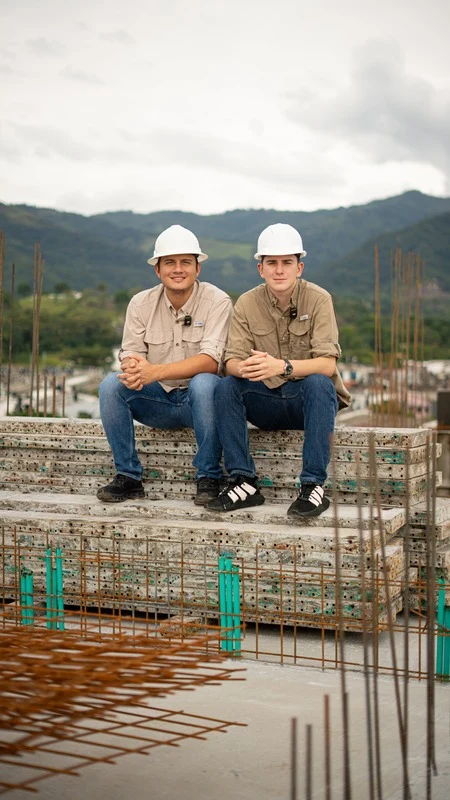 Equipo trabajando en la obra de Torres del Sol